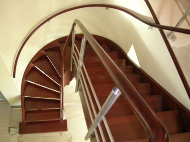Schody drewniane-schody policzkowe gięte 8