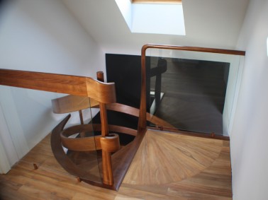Schody drewniane-schody policzkowe gięte 52